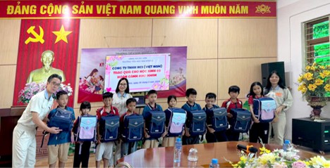 NCI (Vietnam) Co., Ltd. organized a sponsorship program for disadvantaged students at primary schools in Soc Son Commune.
